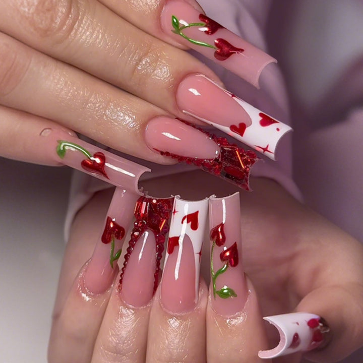Dekoratives Press-On Nagelkunstset mit Herz- und Blumenthemen Karnz