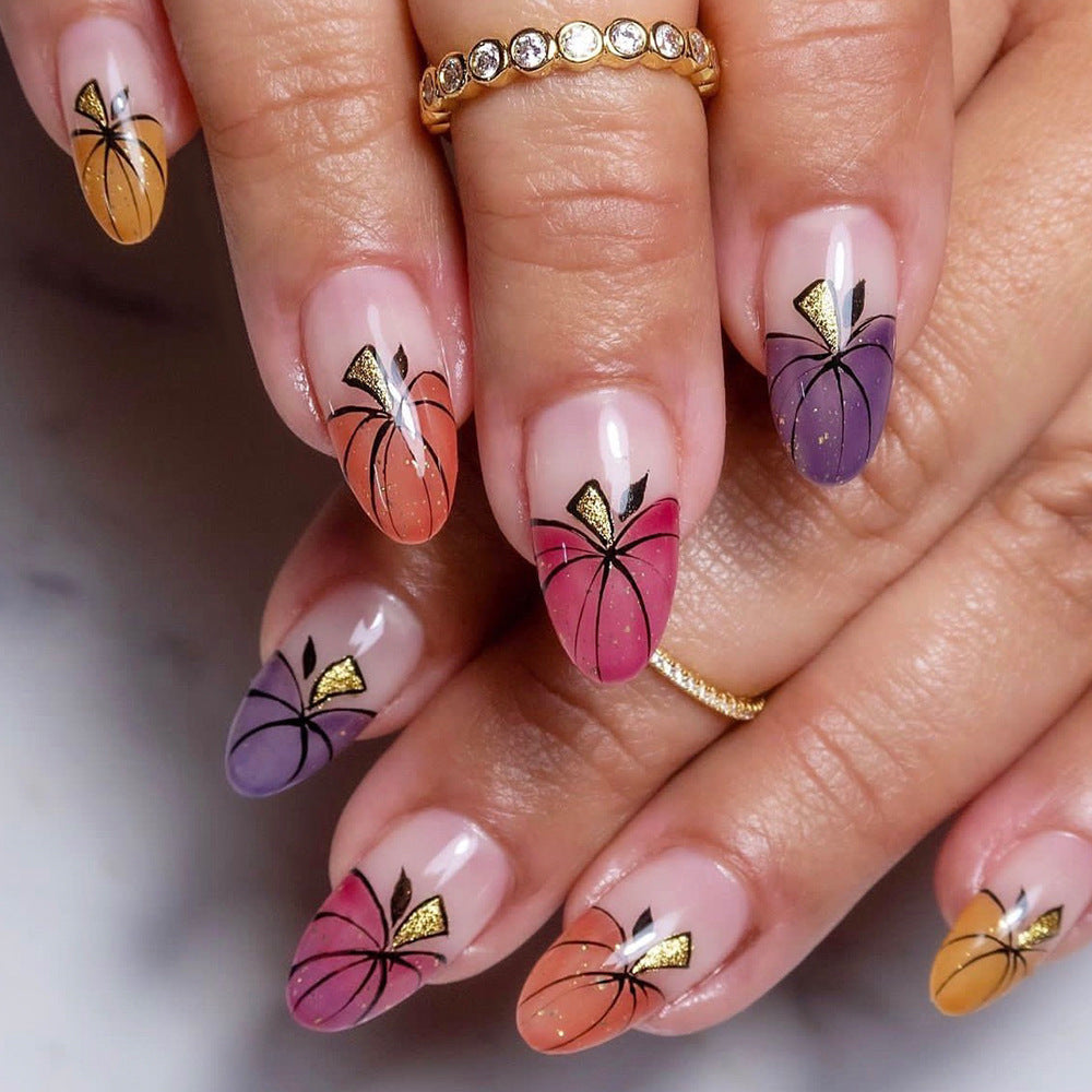 Künstlerisches Press-On Nagelkunst Set mit Kürbisdesign Karnz