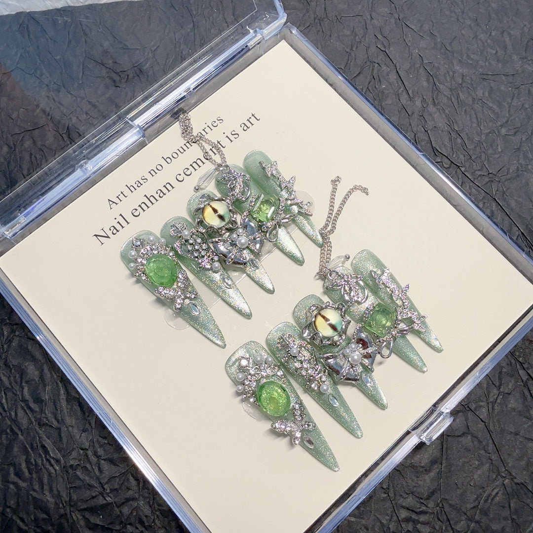 Dekorative mit Rhinestones veredelte Nagelspitzen