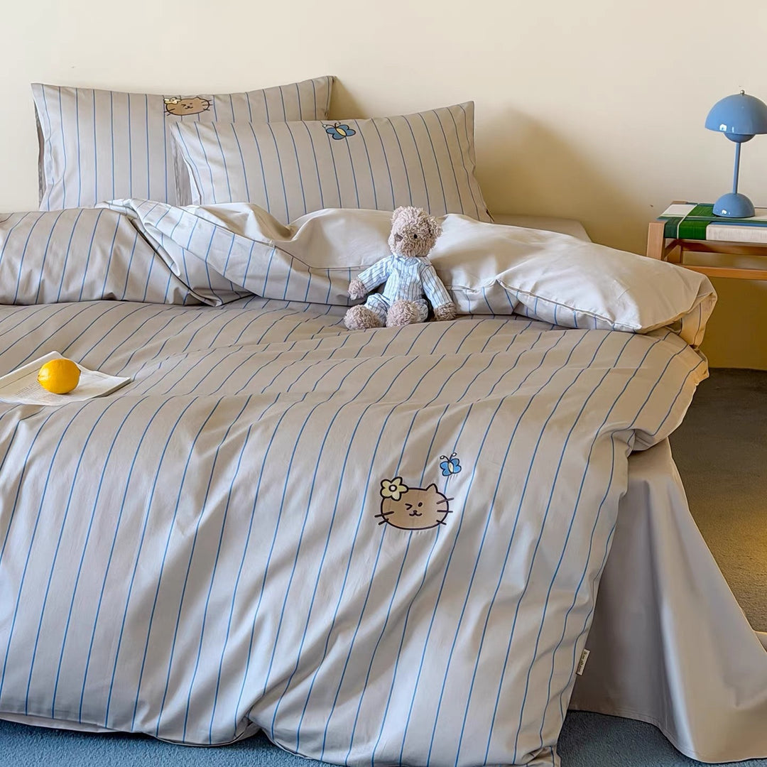 Gestreiftes Baumwollsateen-Bettbezug-Set mit besticktem Katzenpatch und verdecktem Reißverschluss