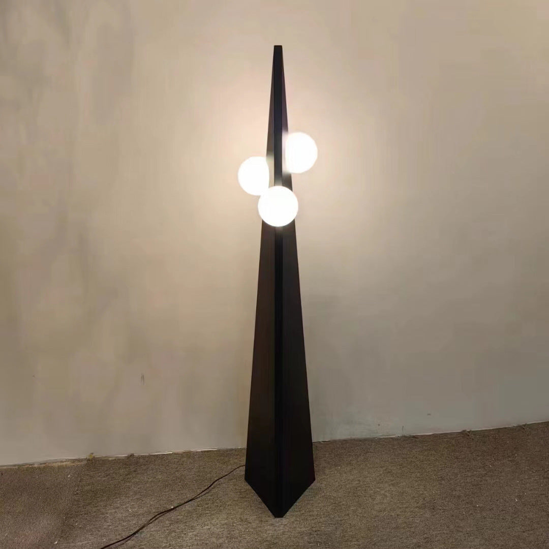 Künstlerische Dreieckige Stehlampe mit geometrischem Design