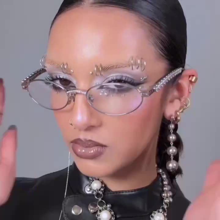 Damen modische Sonnenbrille mit dekorativem Rahmen und stilvollen Akzenten Karnz