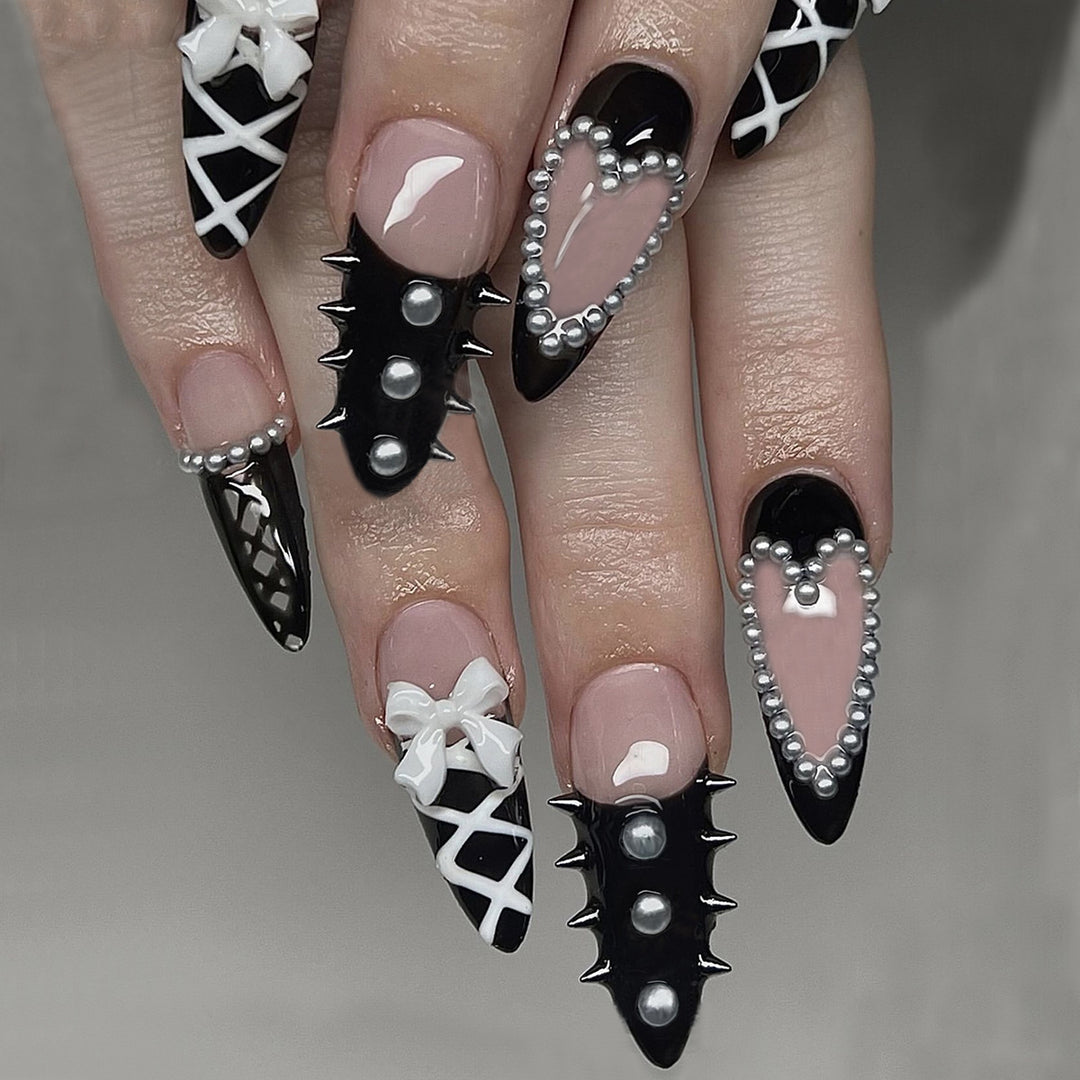 Kreatives Kunstnagelset mit stilvollen und einzigartigen Akzenten Karnz