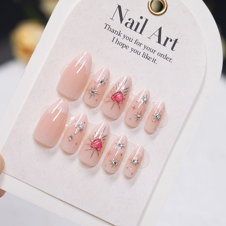 Kunstvolle Stiletto Press-On Nägel mit Herzakzenten