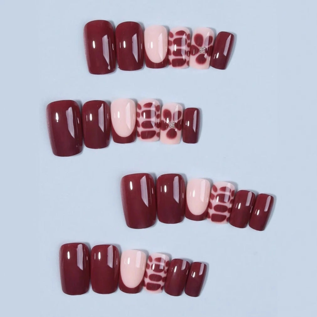 Kunstnagelset mit eleganten geometrischen Designs und akzentuierenden Strassdetails Karnz