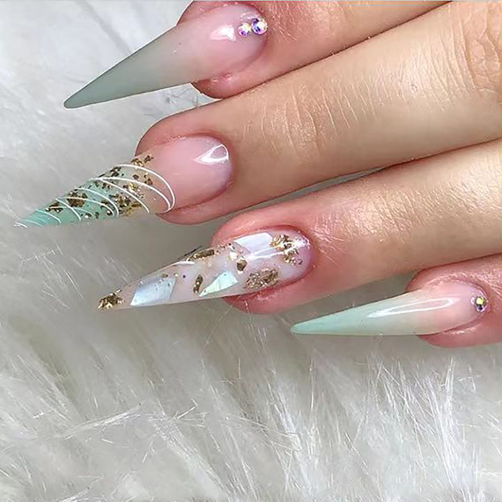 Stylische Stiletto Press-On Nagelverlängerungen mit goldenen Akzenten Karnz