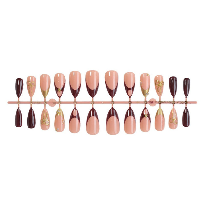 Künstliche Nagelkollektion mit luxuriösen Designs und glamourösen Verzierungen Karnz