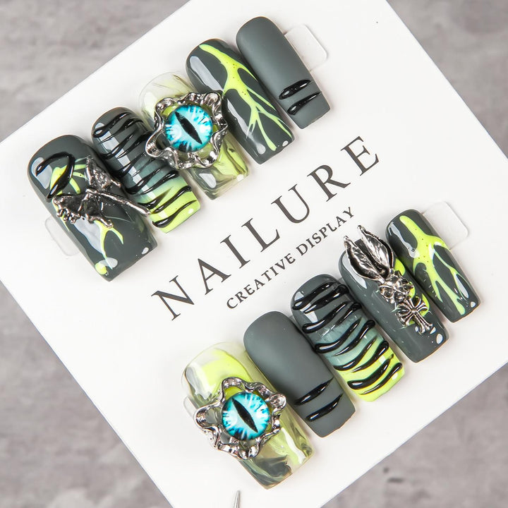 Künstlerisches Nageldesign-Set mit einzigartigen 3D-Designelementen