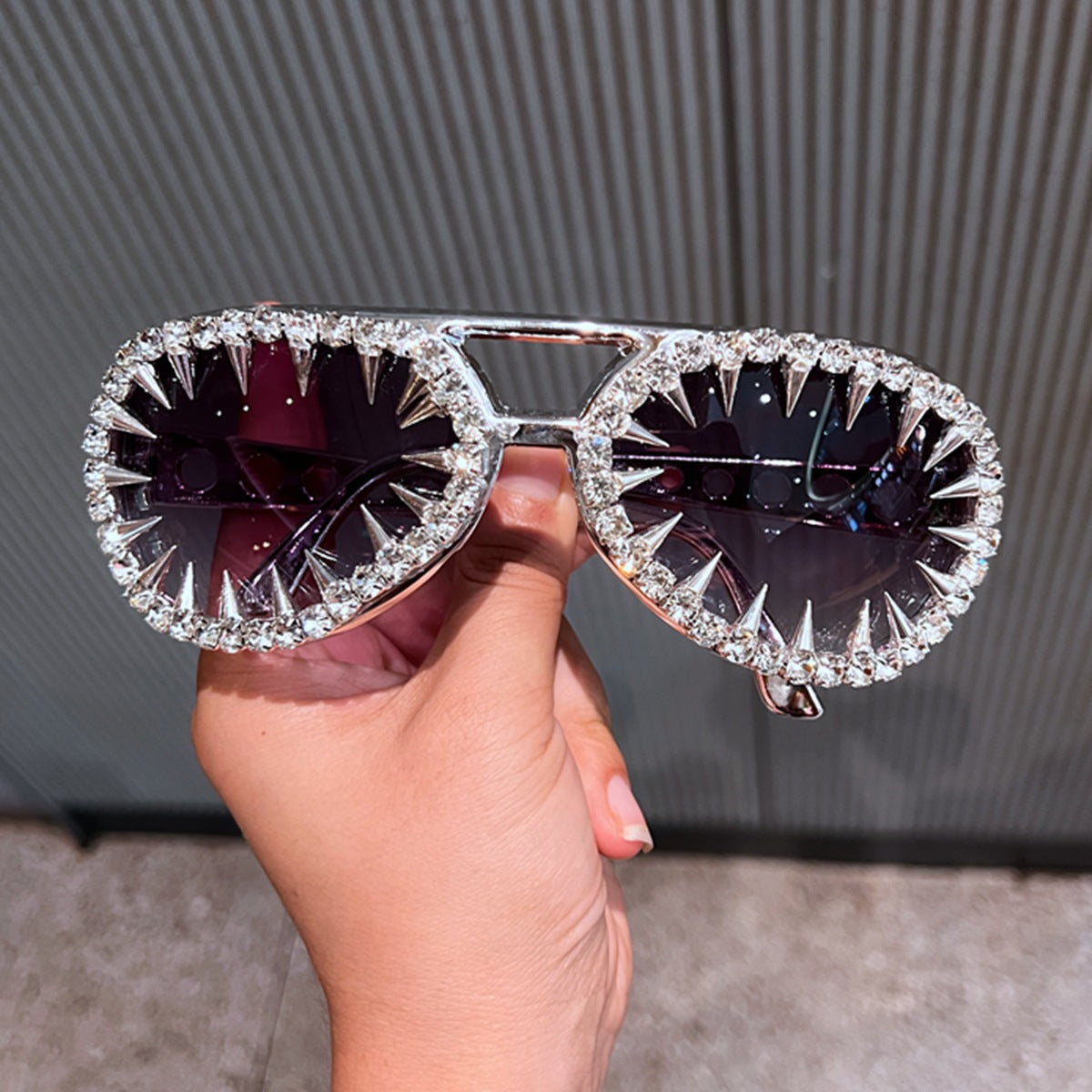 Damen Sonnenbrille im futuristischen Design mit spitzen Kristallverzierungen Karnz