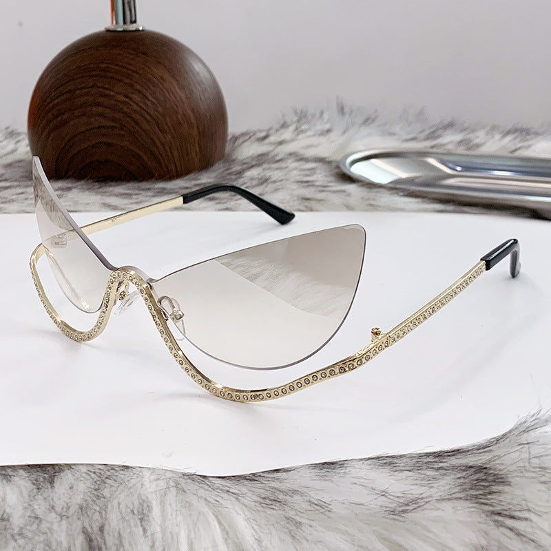 Damen extravagant geformte Cat-Eye Sonnenbrille mit funkelnden Applikationen Karnz