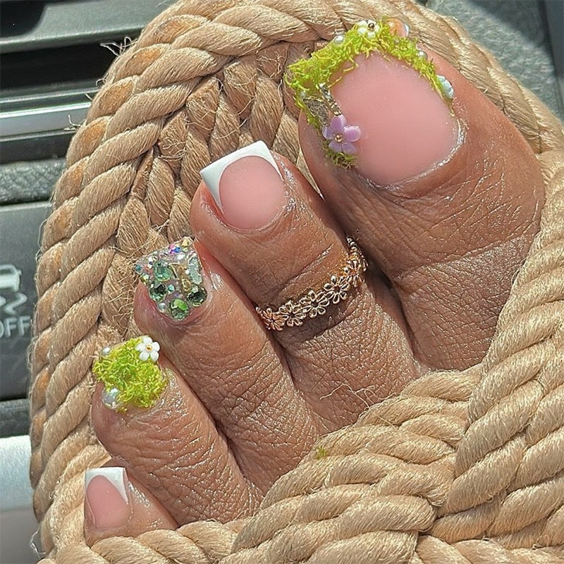 Kunstnagelset mit floralen 3D-Details und Glitzerverzierungen Karnz