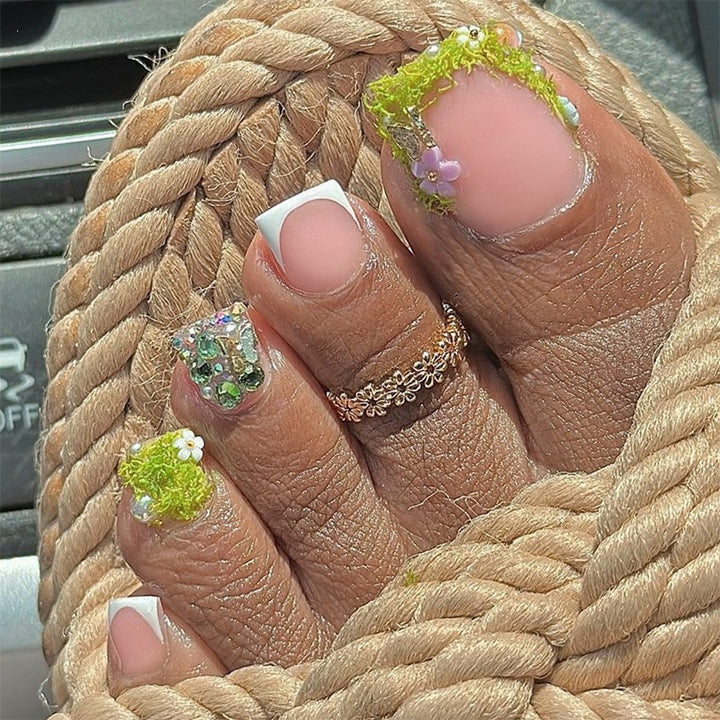 Kunstnagelset mit floralen 3D-Details und Glitzerverzierungen Karnz