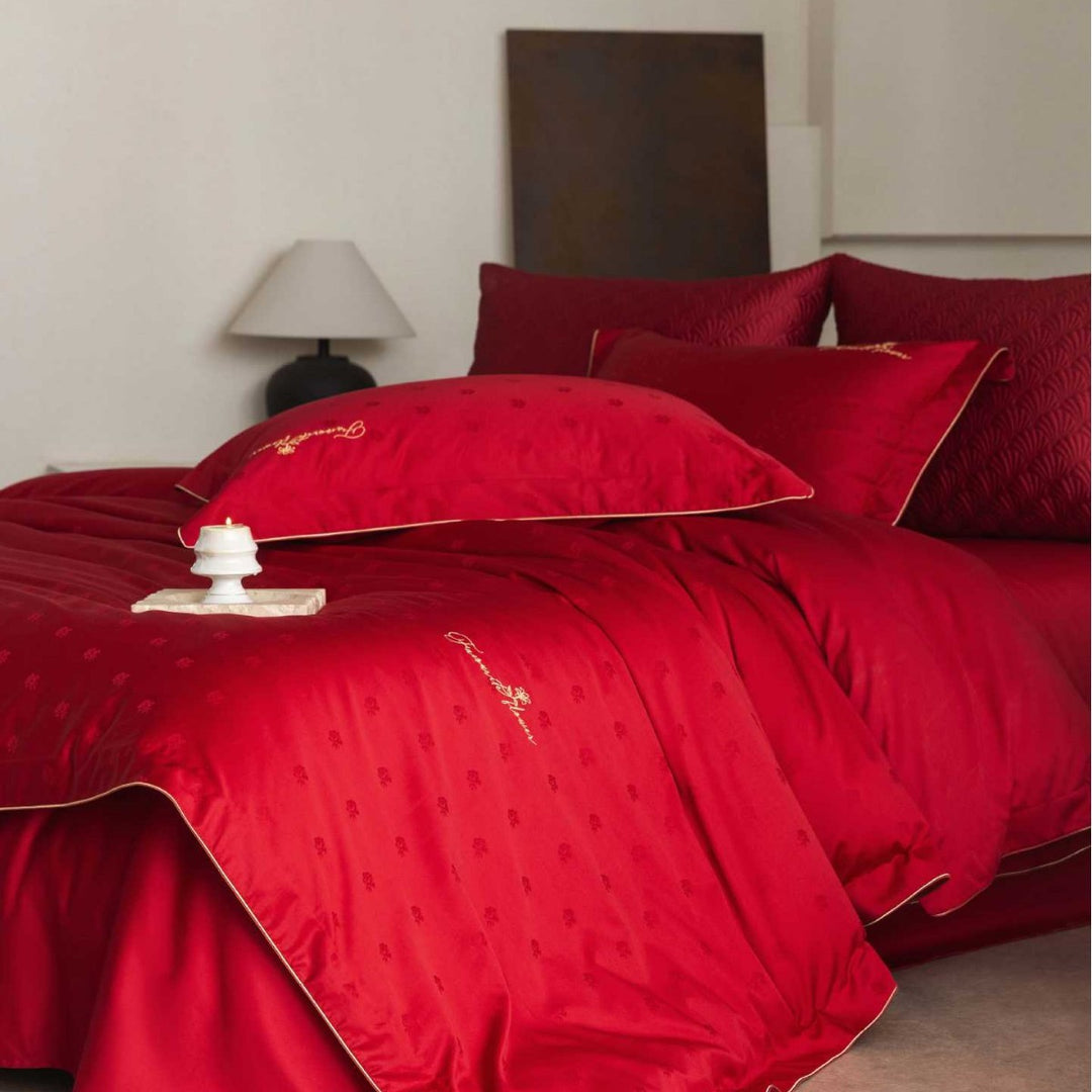 Luxuriöses Satin-Bettwäsche-Komplettset mit wattierter Überdecke und zarter Logo-Stickerei