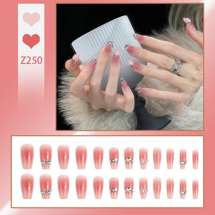 Kunstnagelset mit glamourösen 3D-Verzierungen und schimmernden Akzenten Karnz