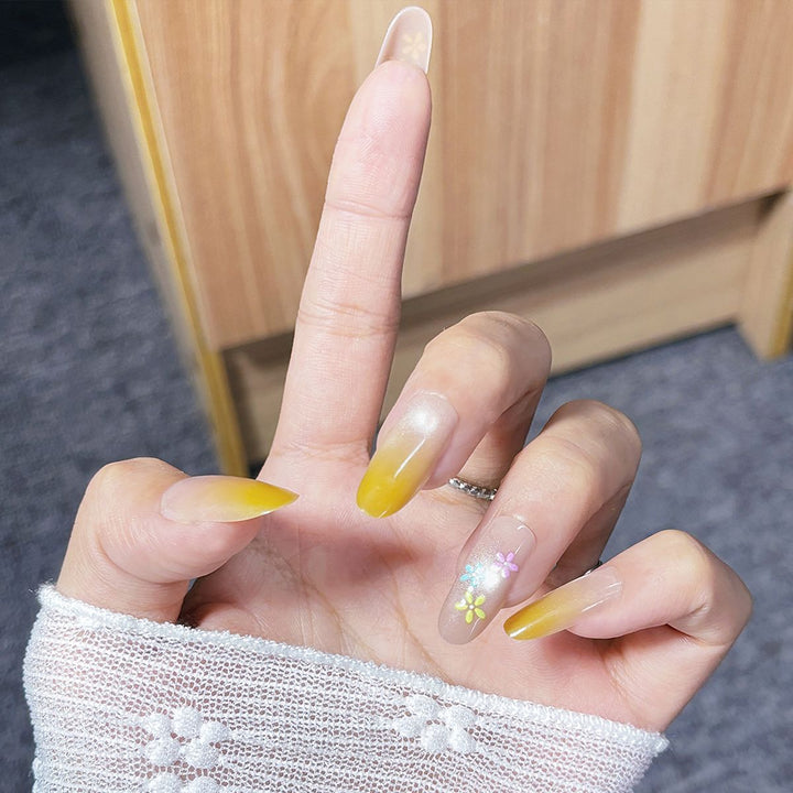 Dekorative Nagelspitzen Karnz