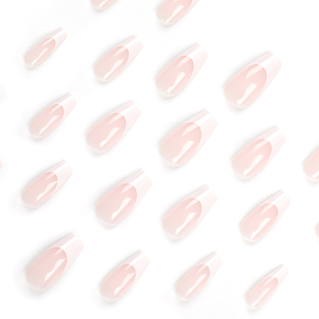 Kunstvolle Nagelverlängerungen mit durchscheinendem French-Tip Karnz