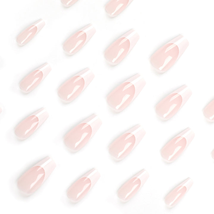 Kunstvolle Nagelverlängerungen mit durchscheinendem French-Tip Karnz