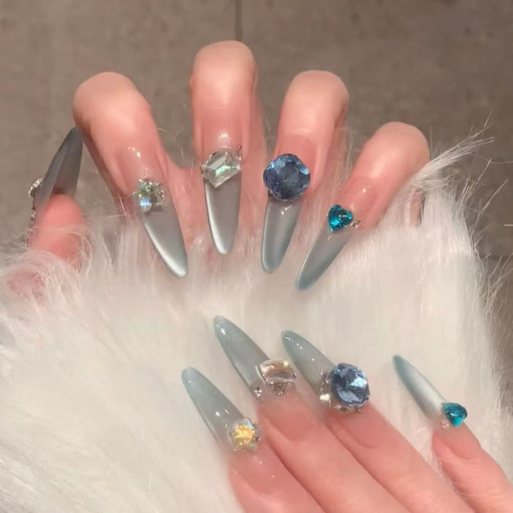 Glamouröse Kunstnagelspitzen mit Kristallverzierungen Karnz