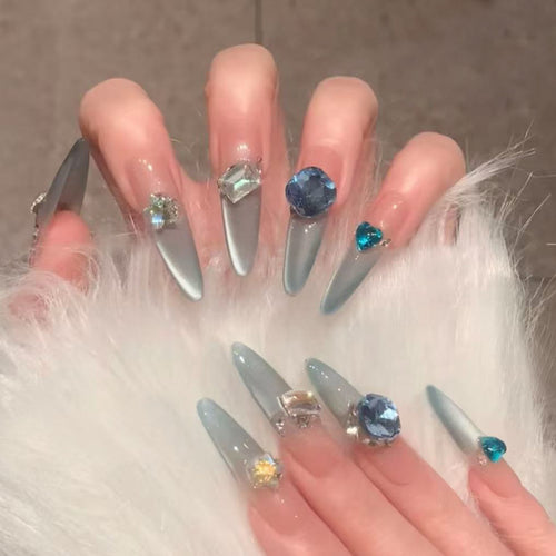 Glamouröse Kunstnagelspitzen mit Kristallverzierungen Karnz