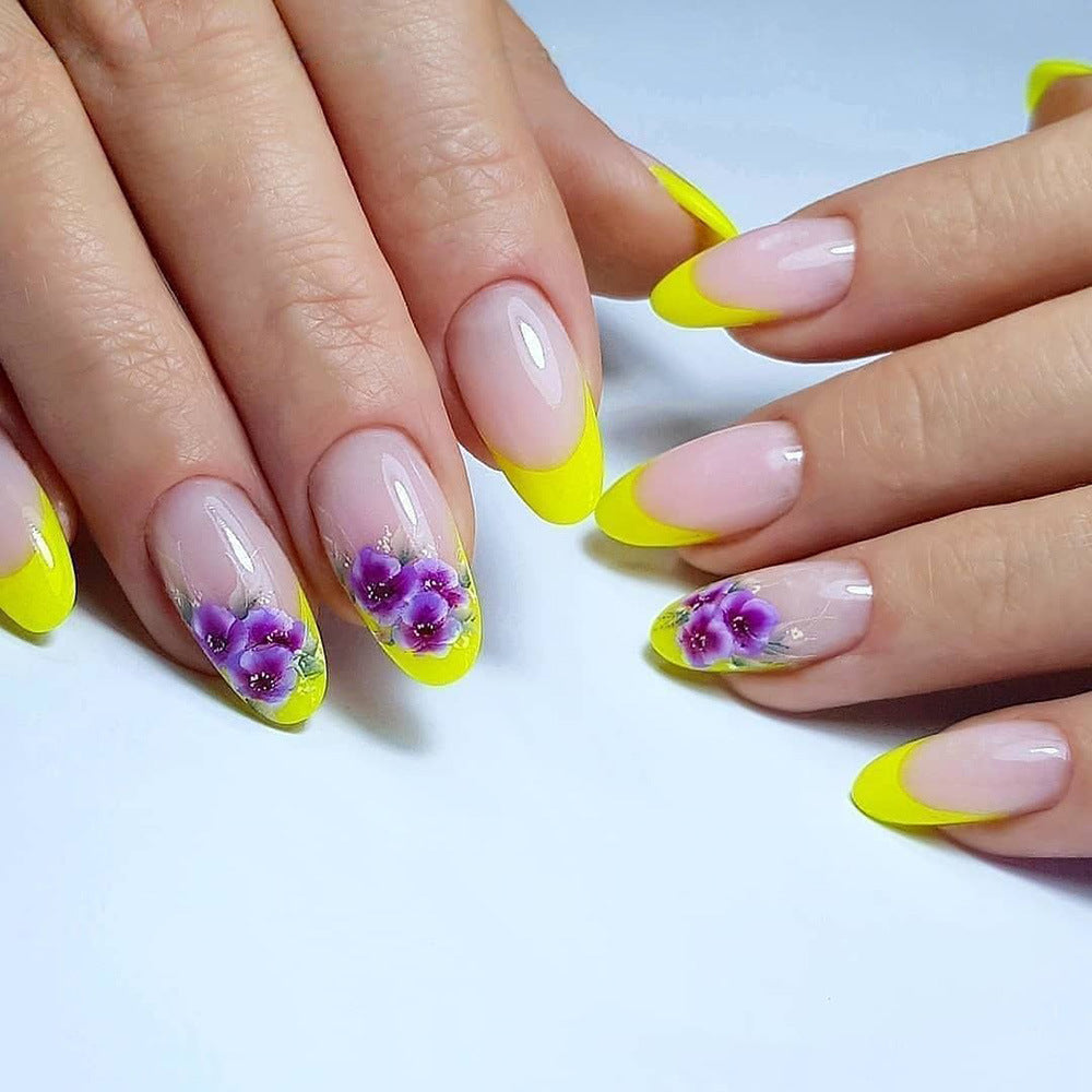 Kunstnägel mit Verspieltem Blumen- und Farbverlauf-Design Karnz