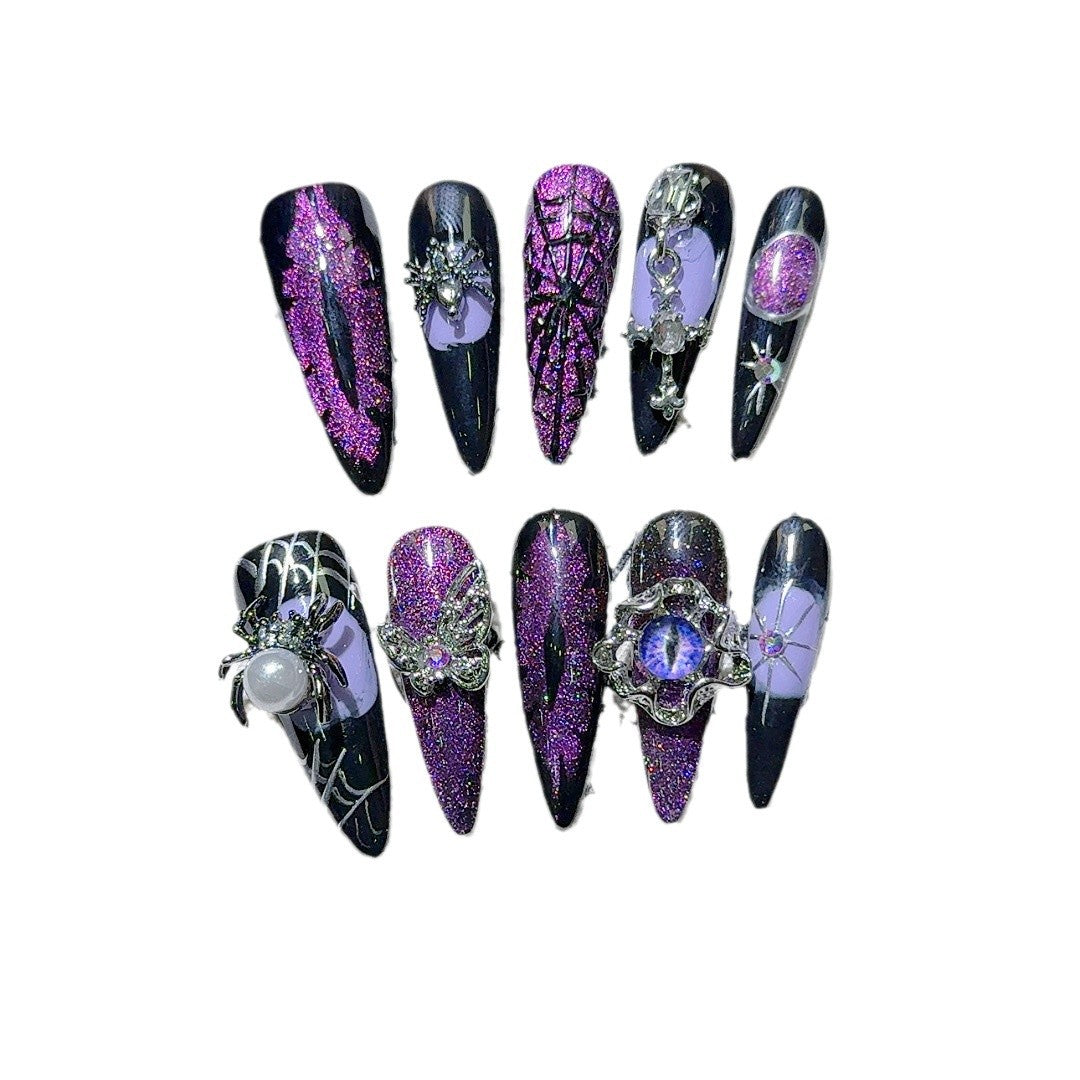 Gothic-inspirierte dekorative Nagelkunst-Tipps