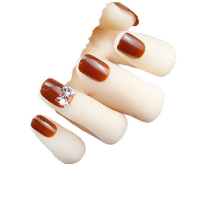 Elegantes Press-On-Nageldesign mit Strassakzent