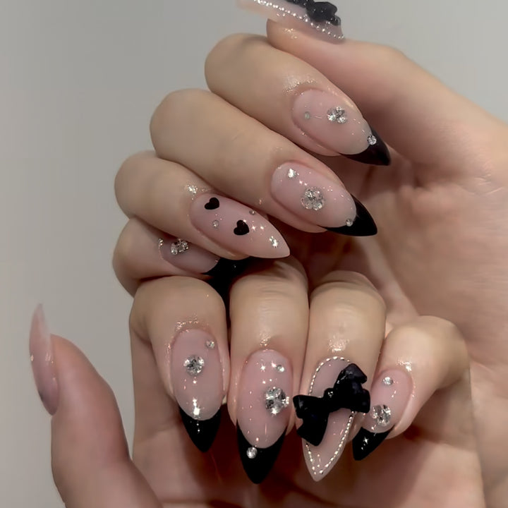 Elegante Stiletto Nagelkunstverlängerungen mit Kristallakzenten Karnz