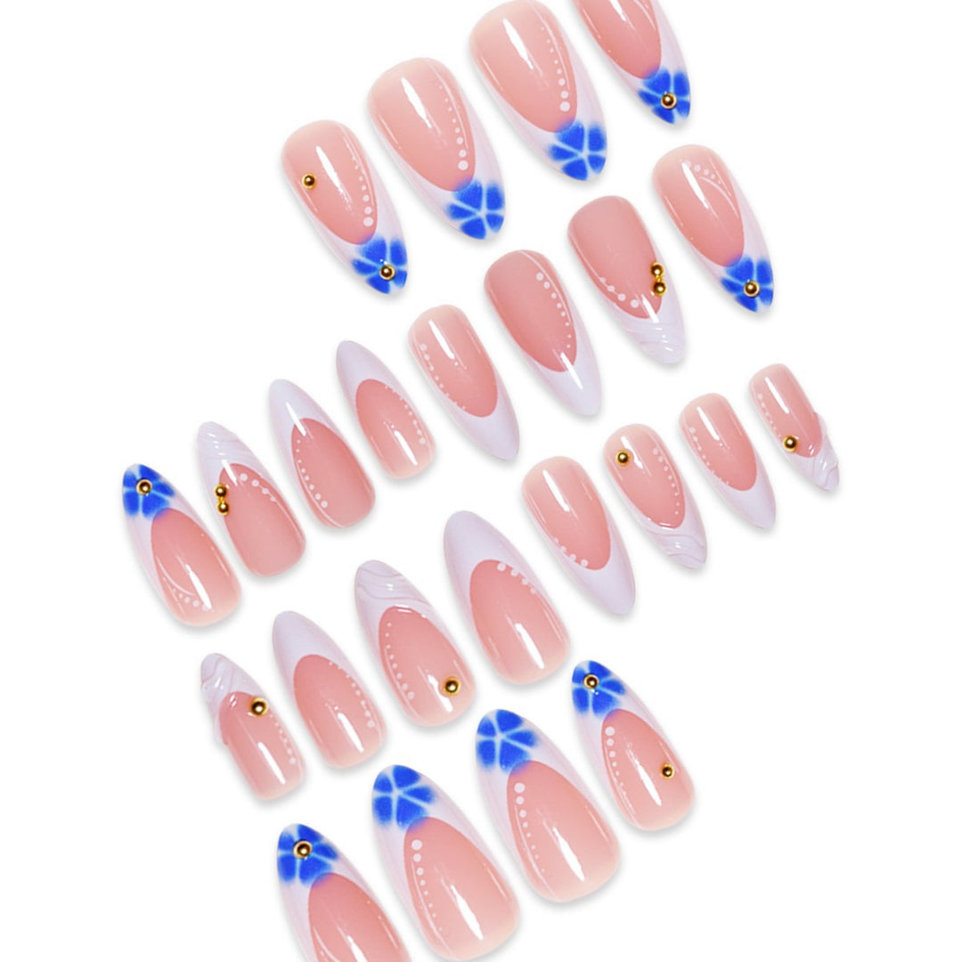 Skulptierte French Tip Press-On Nagelverlängerungen mit Edelsteinakzenten Karnz