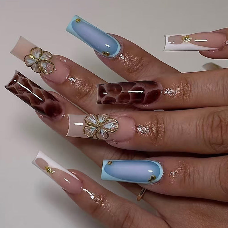 Künstlerisches Press-On Nagelset mit floralen Verzierungen