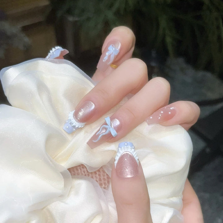 Kunstnagelset mit filigranen Schleifen- und Glitzerakzenten Karnz