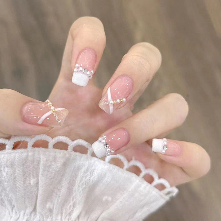 Elegantes, mit Kristallen verziertes Press-On-Nagel-Set Karnz