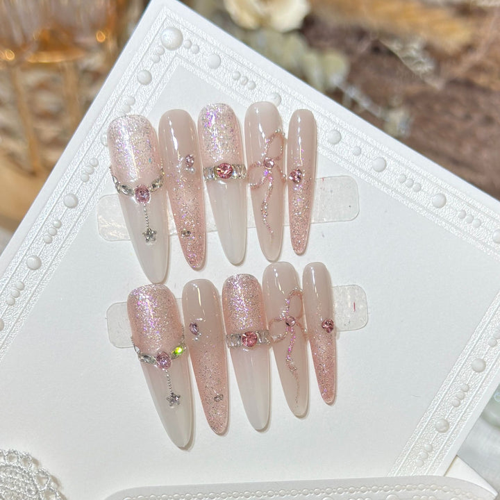 Glamouröses Stiletto Press-On Nagelkunst-Set mit funkelnden Strasssteinen Karnz
