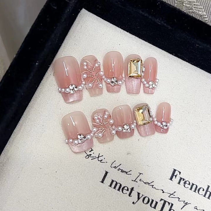 Elegantes Press-On Nagelkunst-Set mit Perlen- und Strassakzenten Karnz