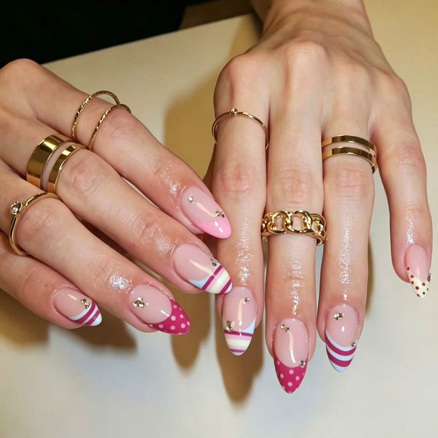 Kunstnagelset mit eleganten 3D-Details und kunstvollem Design Karnz