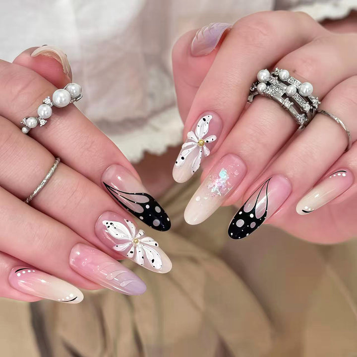 Künstlerisches Press-On-Nagel-Set mit floralen und abstrakten Designs