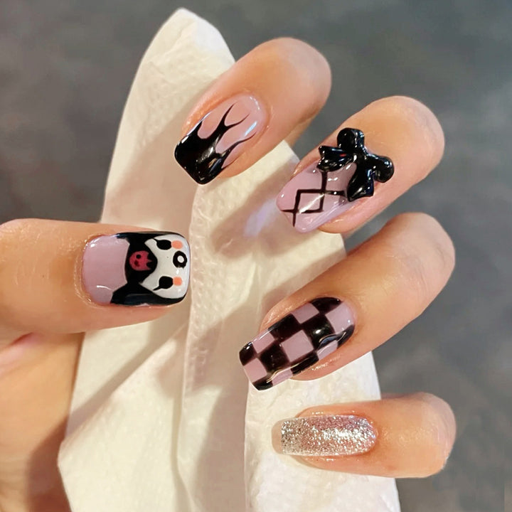 Kunstvolle Nagelverlängerungen mit verspieltem Design Karnz