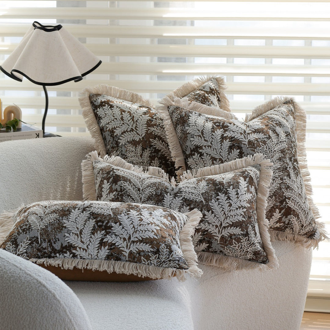 Rechteckiger dekorativer Kissenbezug mit besticktem Blatt‑Jacquard und Fransenrand Karnz