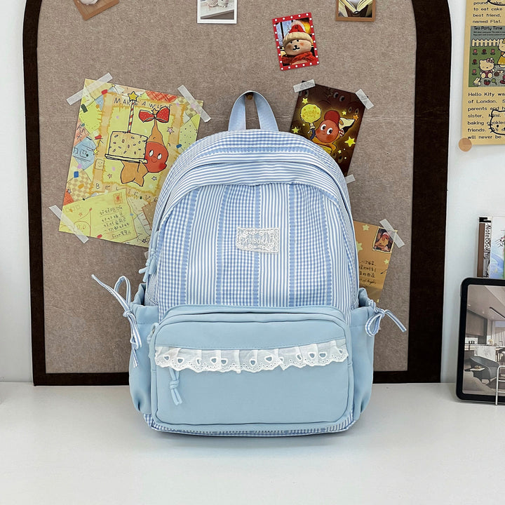 Stylischer gestreifter Rucksack mit dekorativen Akzenten Karnz