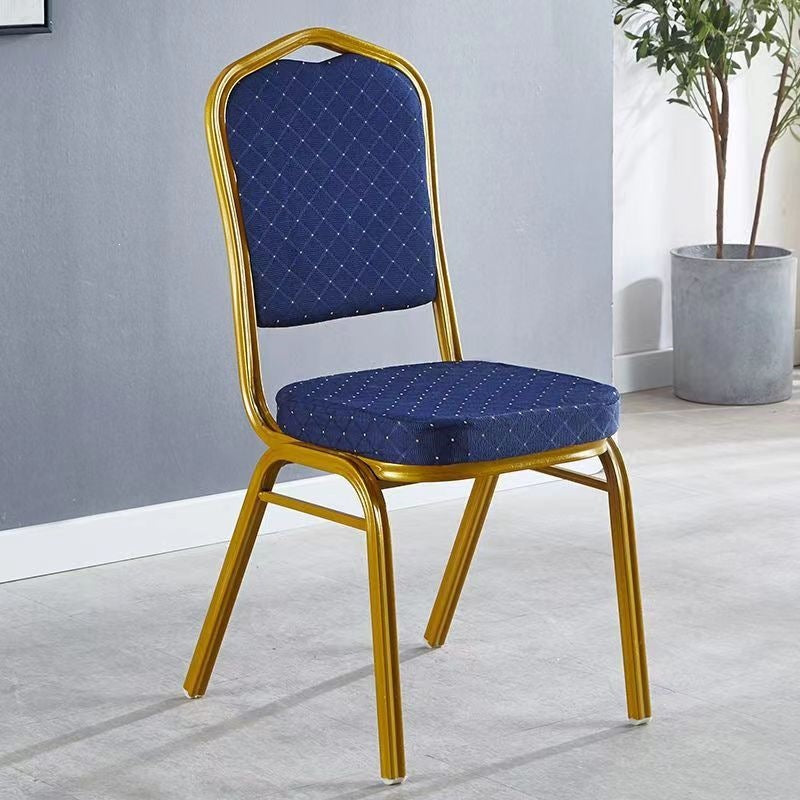 Eleganter gepolsterter Essstuhl mit goldenen Rahmen Karnz