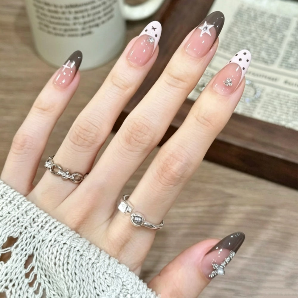 Künstlerisches Press-On Nail Set mit einzigartigen Designs Karnz
