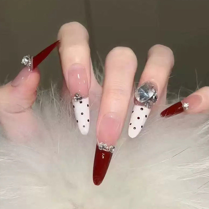 Kunstnagelset mit festlichem Geschenk-Design und eleganten Glitzer-Akzenten Karnz