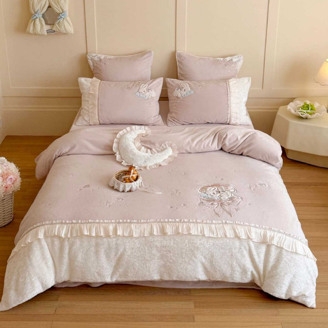 Rüschensaum Bestickte Bunny Bettwäsche Ensemble mit Dekorativem Mondkissen & Maßgeschneiderten Kissenbezügen