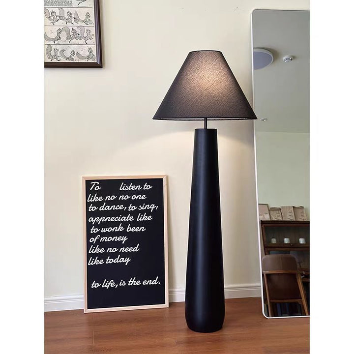 Elegante moderne Stehlampe mit stilvollem Schirm