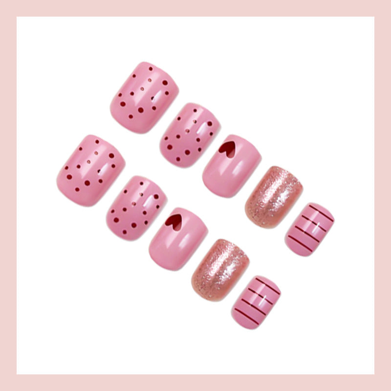 Kunstnagelset mit verspielten Herzen und Glitzerakzenten Karnz
