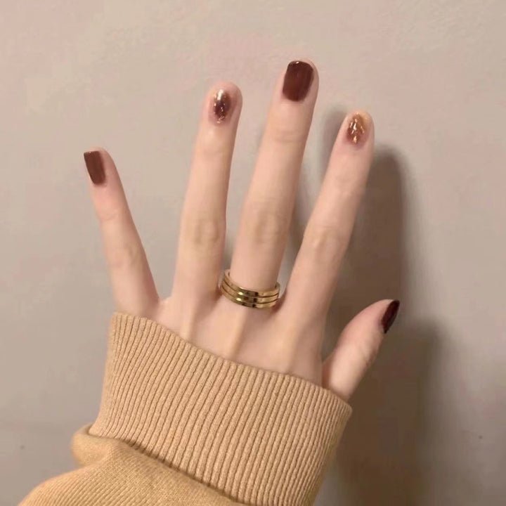 Künstlerisches Press-On-Nagelset mit goldenen Akzenten