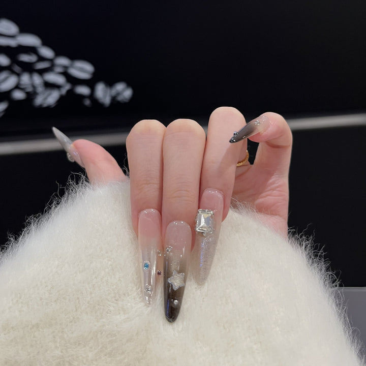 Künstlerisches Stiletto Press-On Nagelset mit dekorativen Rauten Karnz