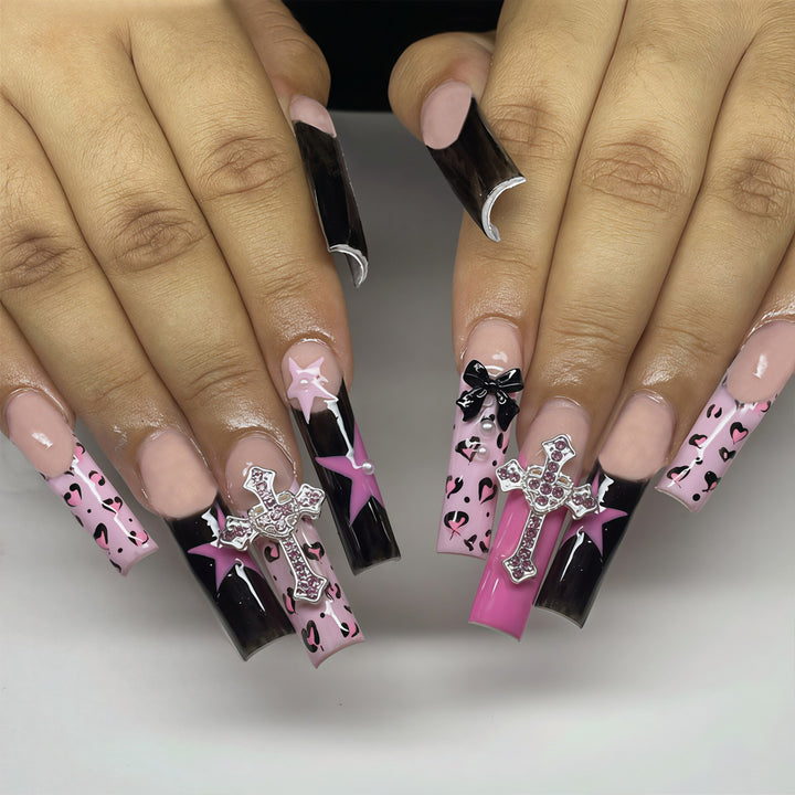 Dekorative Kreuz- und Bogen-Nagelkunst Karnz