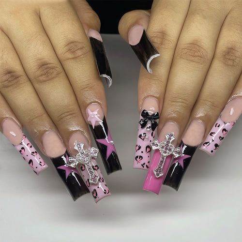 Dekorative Kreuz- und Bogen-Nagelkunst Karnz