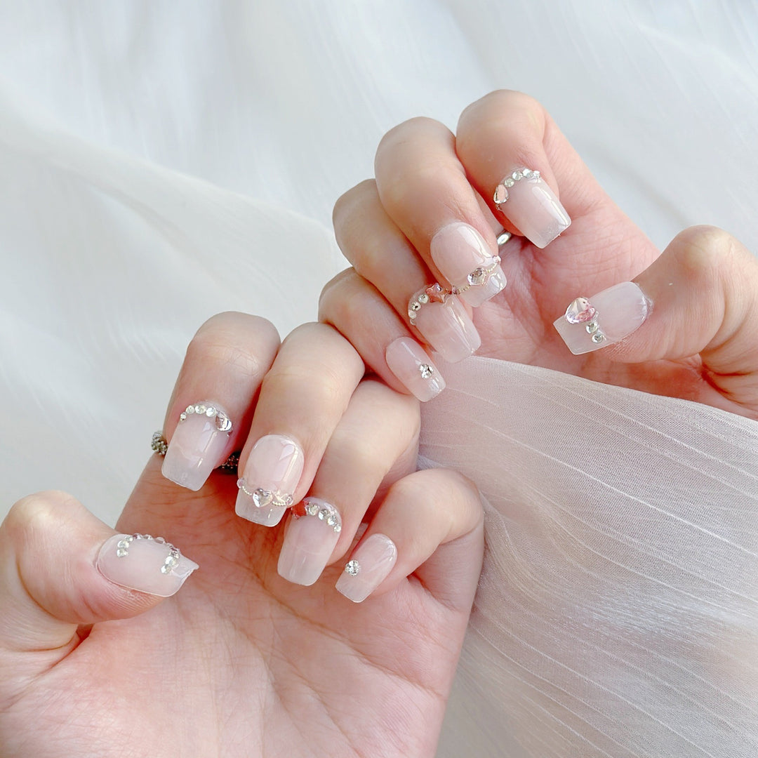 Dekoratives Press-On Nagelkunstset mit Schmuck- und Herzakzenten