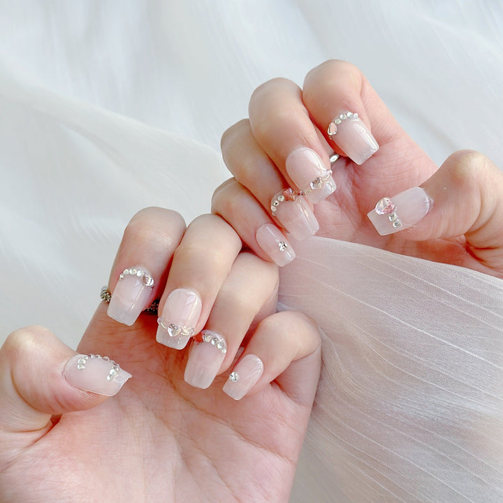 Dekoratives Press-On Nagelkunstset mit Schmuck- und Herzakzenten
